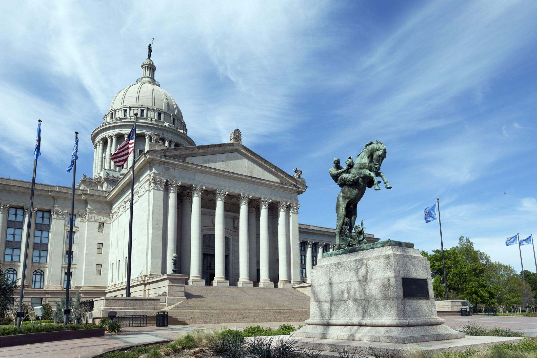 Oklahoma state capitol building and courtyard